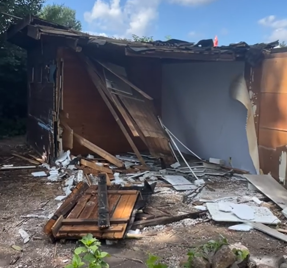 Abriss eines alten Gartenschuppens als Vorbereitung für den Neubau